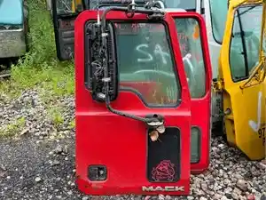 Used Universal Mack CXN613 Door (Stock #2545)) Part Image