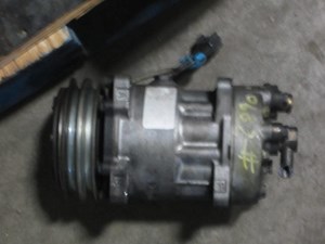 Used 1998 VOLVO VNL A/C Compressor Image