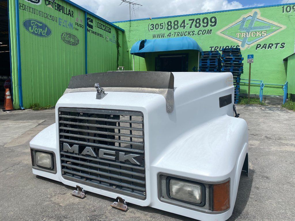 2004 Mack CH613 (Stock P3066) Hoods TPI