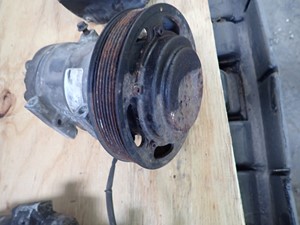 Used 2008 Volvo VNL A/C Compressor Image