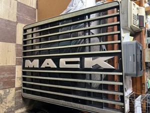 Used Universal Mack CH613 Grille (Stock #6mf561m2`99)) Part Image