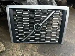 Used 2019 Volvo VNL Grille (Stock #V-385-1)) Part Image