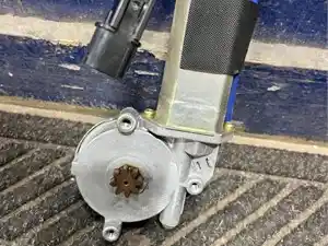 Used 2003 Isuzu NPR Window Motor (Stock #116)) Part Image