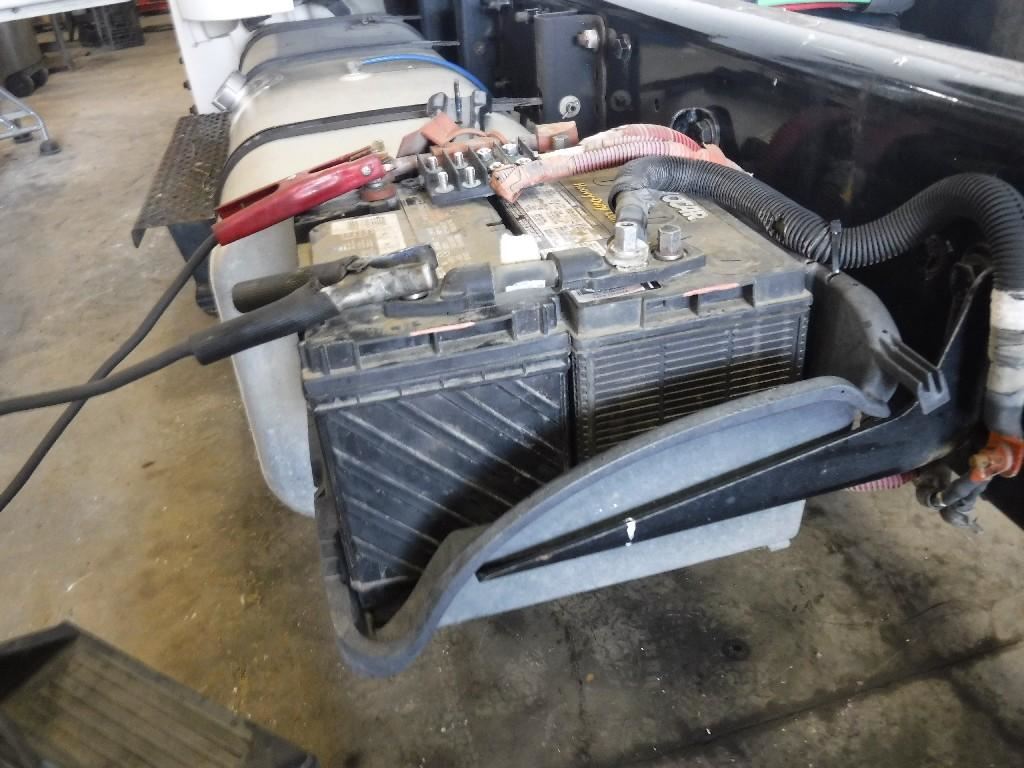 2006 FREIGHTLINER M2 (Stock 181944) Battery Boxes TPI