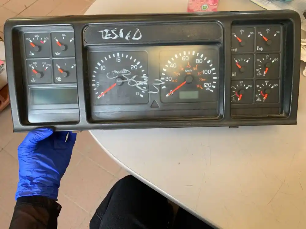 Used 2000 Volvo VNL Instrument Cluster for sale Bradford Ontario