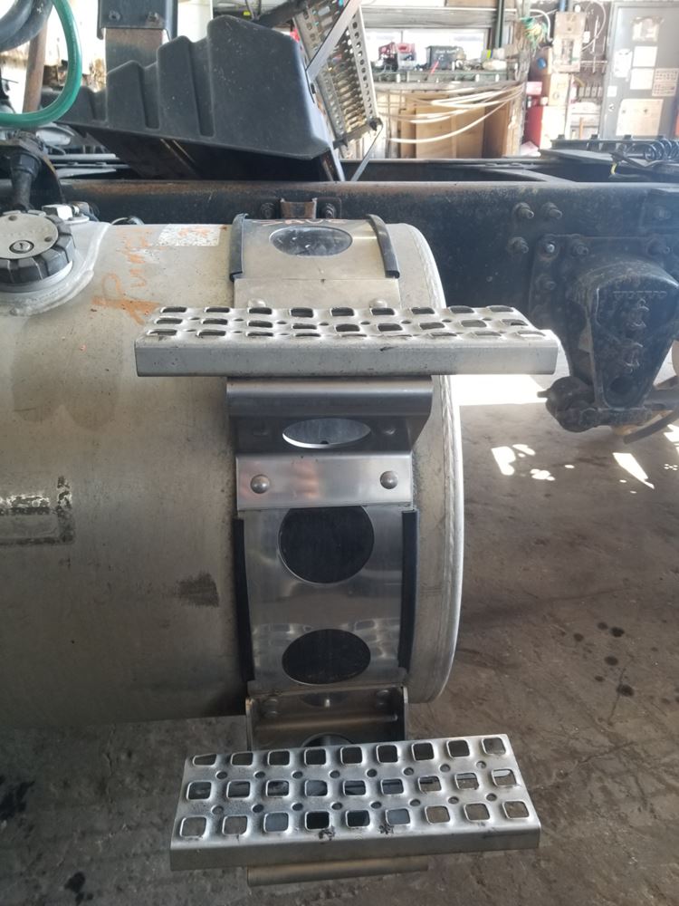 2004 Volvo VVN (Stock #09720-1) | Fuel Tank Straps | TPI