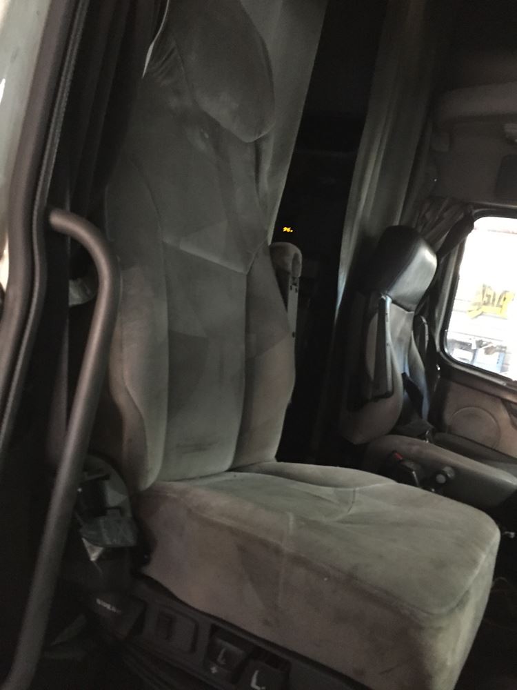 2005 Volvo VNL (Stock 0581716) Seats TPI