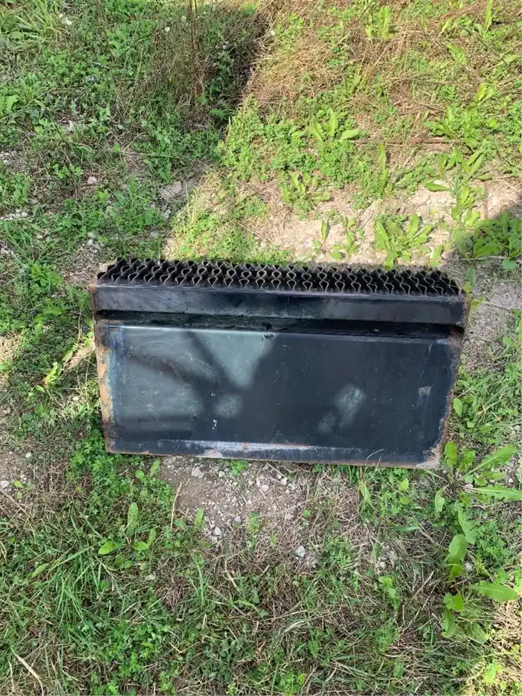 Used 2009 Peterbilt 330 Battery Box Cover for sale Bradford Ontario