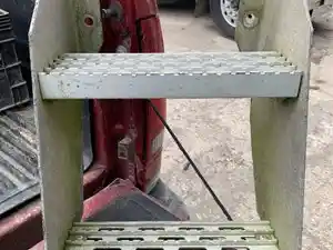 Used Mack Step (Stock #21116401)) Part Image