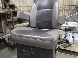Used 2014 Kenworth T800 Seat (Stock #SV-623-19)) Part Image