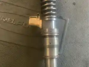 Used Volvo D12 Injector (Stock #15924)) Part Image
