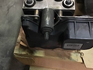 Used 2004 Isuzu NPR ABS Brake Pump (Stock #183-000062-7)) Part Image