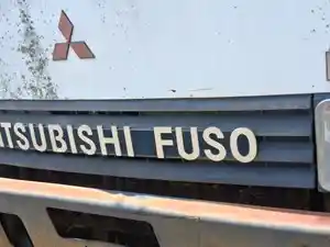 Used 1995 Mitsubishi FK457 Grille (Stock #252-000575-2)) Part Image