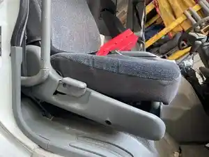 Used 2000 Mitsubishi FK617 Seat (Stock #241-000822-8)) Part Image