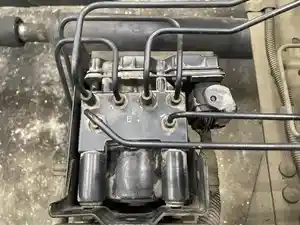 Used 2004 Isuzu NPR ABS Brake Pump (Stock #234-002925-3)) Part Image