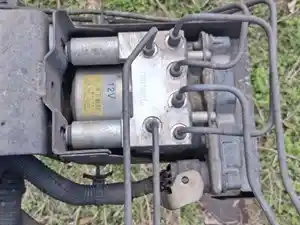 Used 2006 Isuzu NPR ABS Brake Pump (Stock #252-024800-5)) Part Image