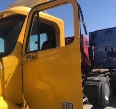 Used 2004 FREIGHTLINER CL120 Columbia Door (Stock #536966)) Part Image