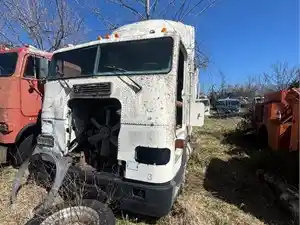 Salvage 1986 Freightliner Cascadia - U-L4-4 FL Cabover 6