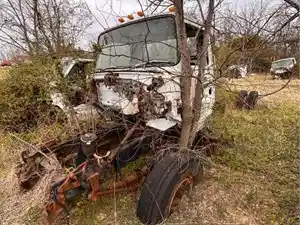 Salvage 1990 Ford L8501 Louisville 101 - U-L4-18B 1990 Ford Louisville 