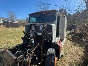 Salvage 1994 Freightliner Cascadia - U-L4-4 FL Sleeper 5