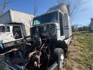 Salvage 1995 Freightliner FLD120 - 2568