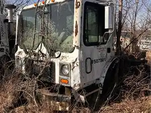 Salvage 1995 Mack MR688S - 2874