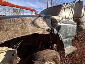 Salvage 1998 Ford F700 - 4831