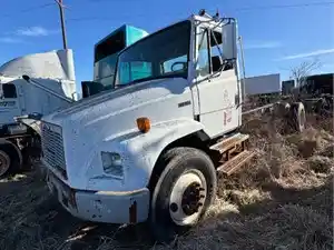Salvage 2002 Freightliner FL70 - 4676
