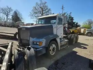 Salvage 1998 Freightliner FLD120 - 5255
