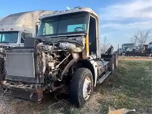 Salvage 2000 Freightliner Cascadia - U-L4-2 FL Cascadia 2
