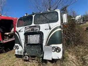Salvage 2000 Freightliner Cascadia - U-L4-4 FL Cabover 11