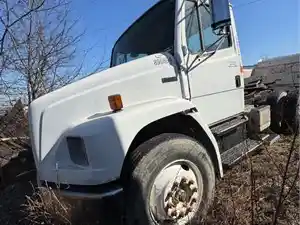 Salvage 2000 Freightliner FL70 - 5105