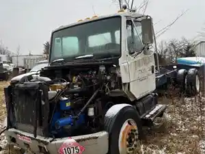 Salvage 2000 Freightliner FL70 - U-L1-2D 2000 FL70