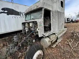 Salvage 2000 Freightliner FLD120 - 4027A