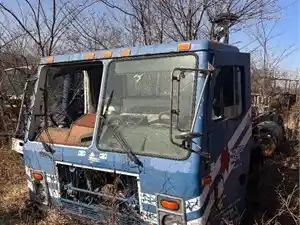 Salvage 2000 Mack LE612 - U-L3-5A 2000 Mack Cabover LE