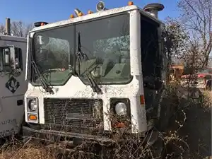 Salvage 2000 Mack LE612 - U-L3-5A 2001 Mack LE