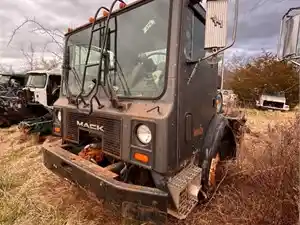 Salvage 2001 Mack MR690S - 4561