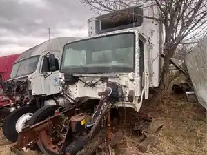 Salvage 1999 Freightliner FL70 - 3305