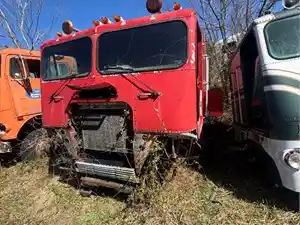 Salvage 2001 Freightliner Cascadia - U-L4-4 FL Cabover 10