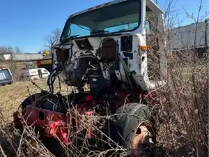 Salvage 2001 International 8100 - 3709