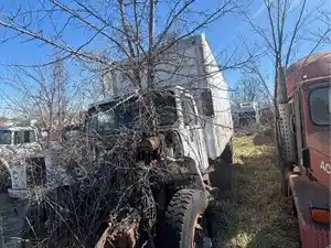 Salvage 2001 International CAB - U-L4-12 FL FL box truck 