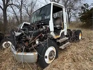 Salvage 2002 Freightliner FL70 - LT25