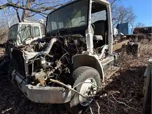 Salvage 2002 Freightliner FL70 - 4384