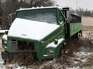 Salvage 2002 Freightliner FL70 - 4072