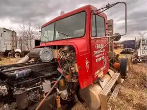 Salvage 2003 Freightliner FLD120 - 5117