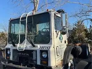 Salvage 2003 Mack MR690S - 4836