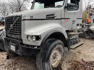 Salvage 2004 Volvo VHD - 5037