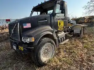 Salvage 2005 Volvo VHD - 4840