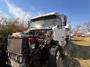 Salvage 2005 Volvo VNL - 4881