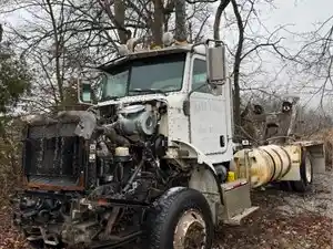 Salvage 2006 Peterbilt 335 - 5044